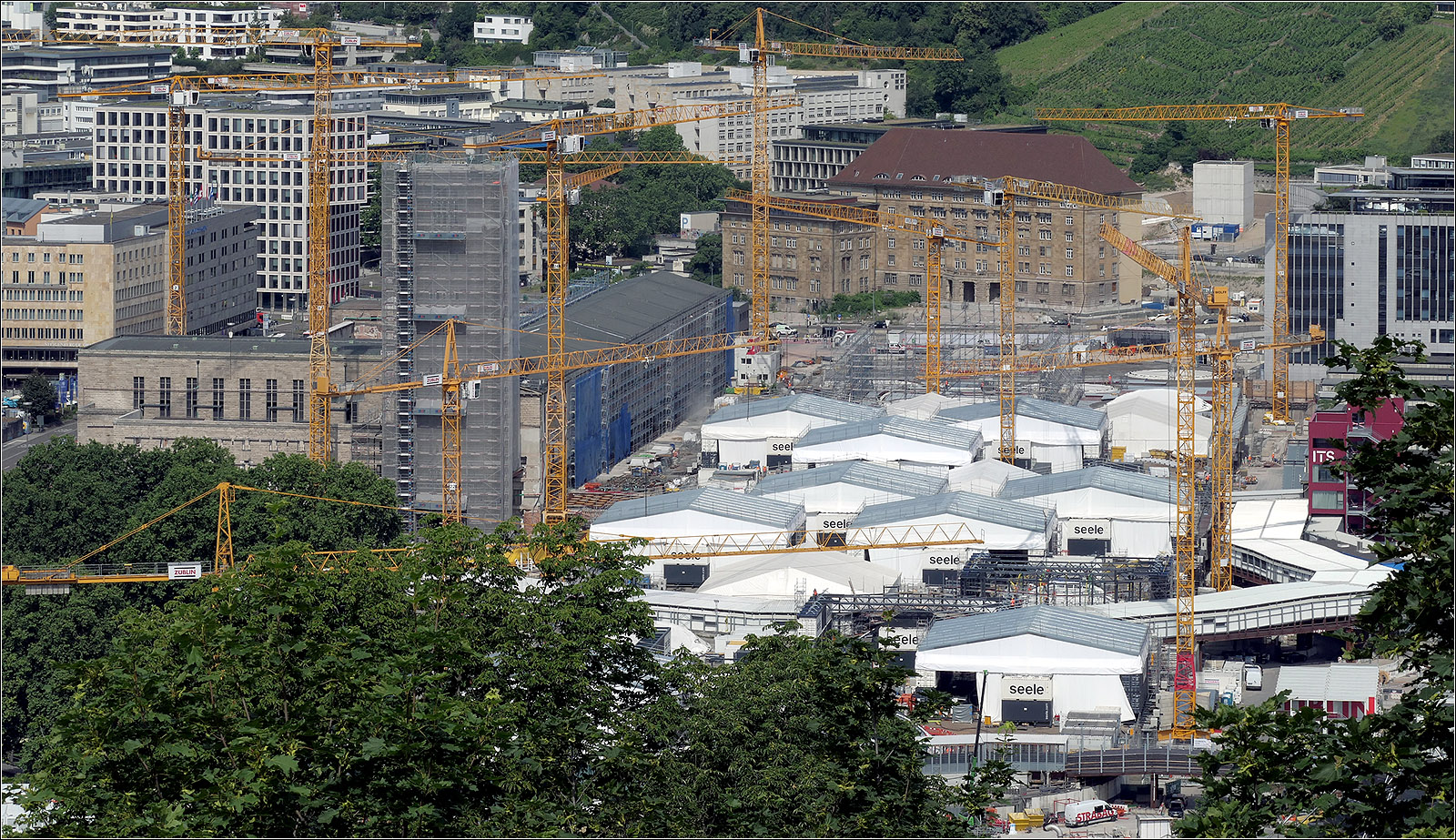 Zeltstadt Stuttgart Hauptbahnhof - 

Der Einbau der Verglasungen der Lichtaugen erfolgt im Schutz von Zelten auf dem Dach der neuen Stuttgarter Bahnsteighalle. Blick von der Uhlandshöhe.

18.06.2024 (M)