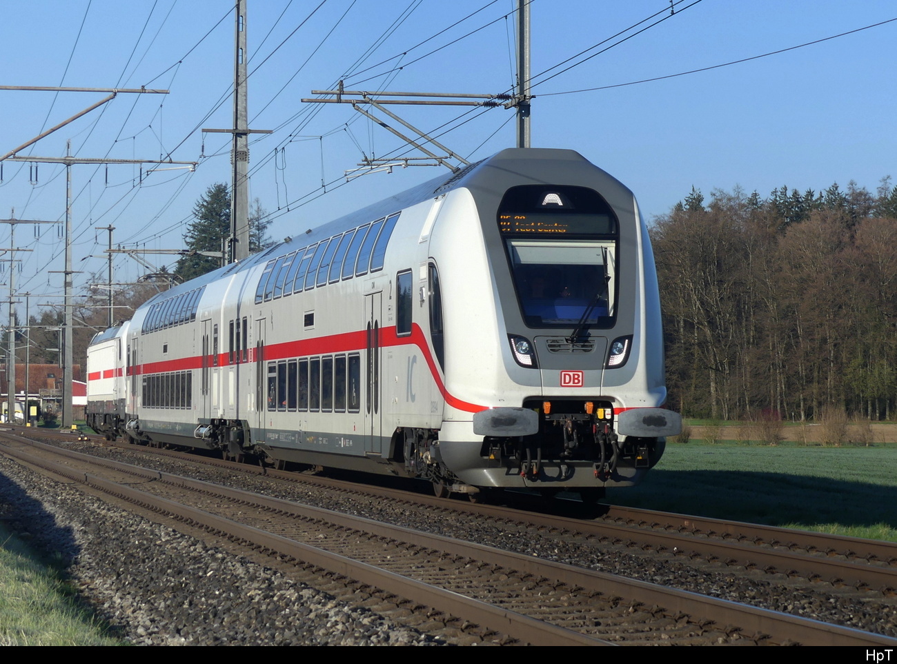 Zufallsfoto des DB Testzug unterwegs auf der Linie Bern - Burgdorf/Olten mit dem Steuerwagen DBptzfa 50 80 86-81 896-2 + Personenwagen DBpza 50 80 26-81 645-6 und am Schluss die Lok 91 80 6 147 558-1 unterwegs bei Lyssach ( BE ) am 05.04.2023