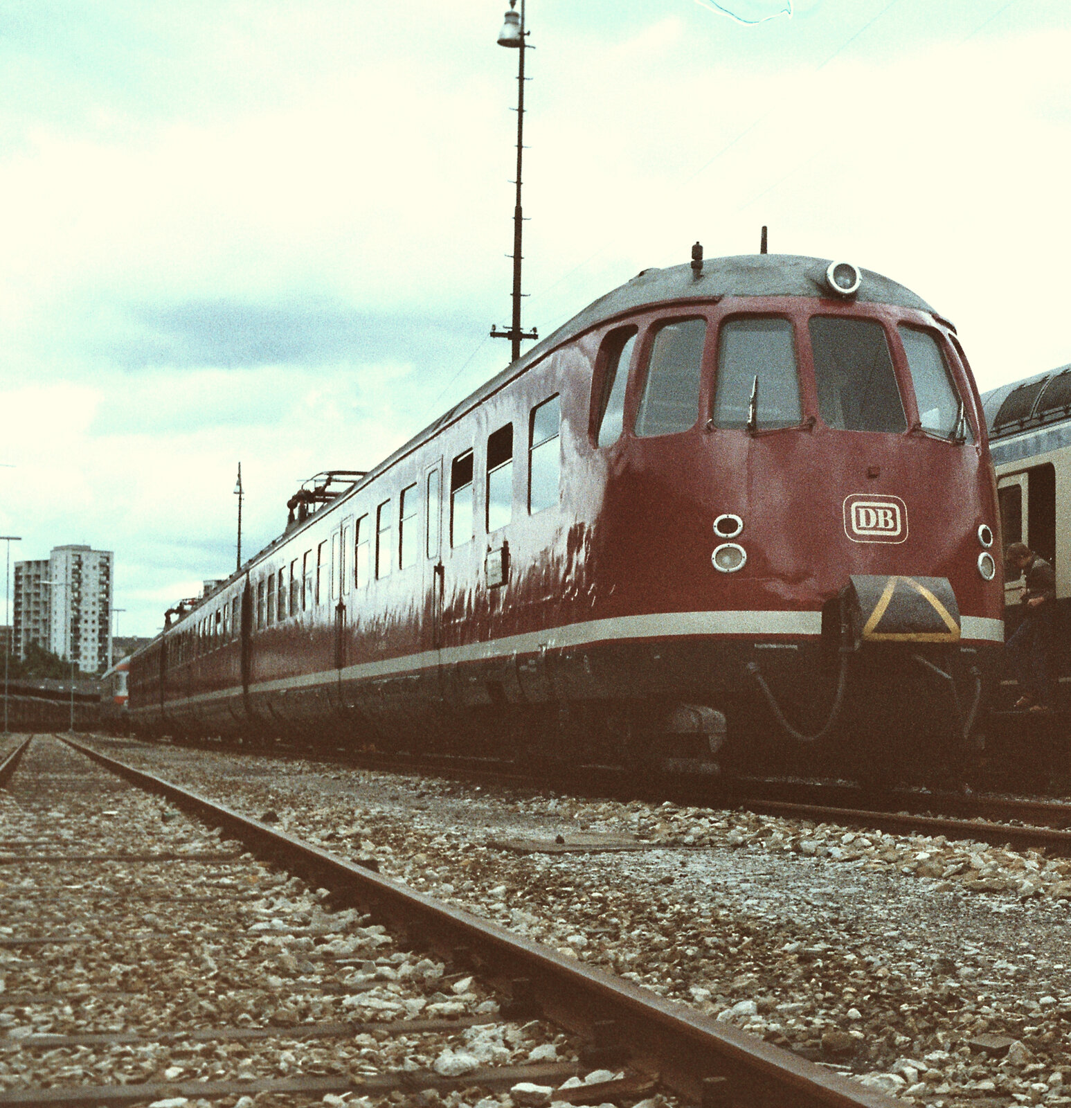 Zug der DB-Baureihe 465 (ET 56) auf dem Areal neben dem Stuttgarter Hauptbahnhof noch vor Stuttgart 21 (Containerbahnhof).
Datum: 31.05.1984 