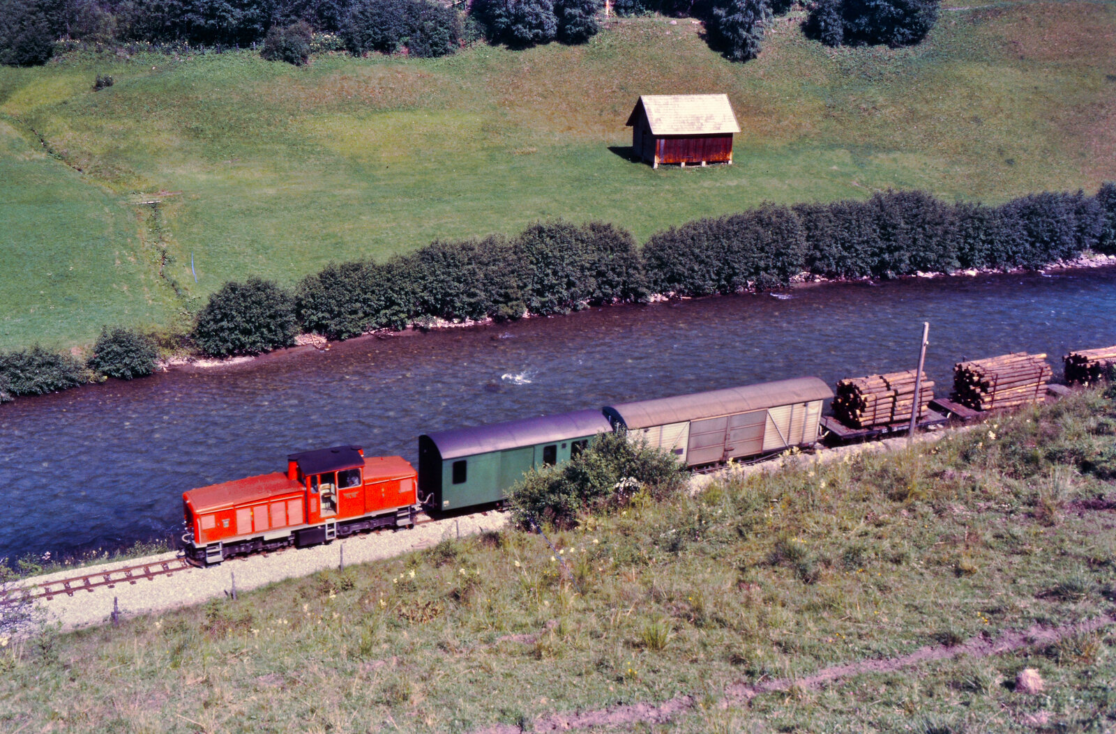 Zug der Murtalbahn (mit einer Lokomotive der Reihe VL 11-16 StLB) zwischen Unzmarkt und Mauterndorf, 03.08.1984 
