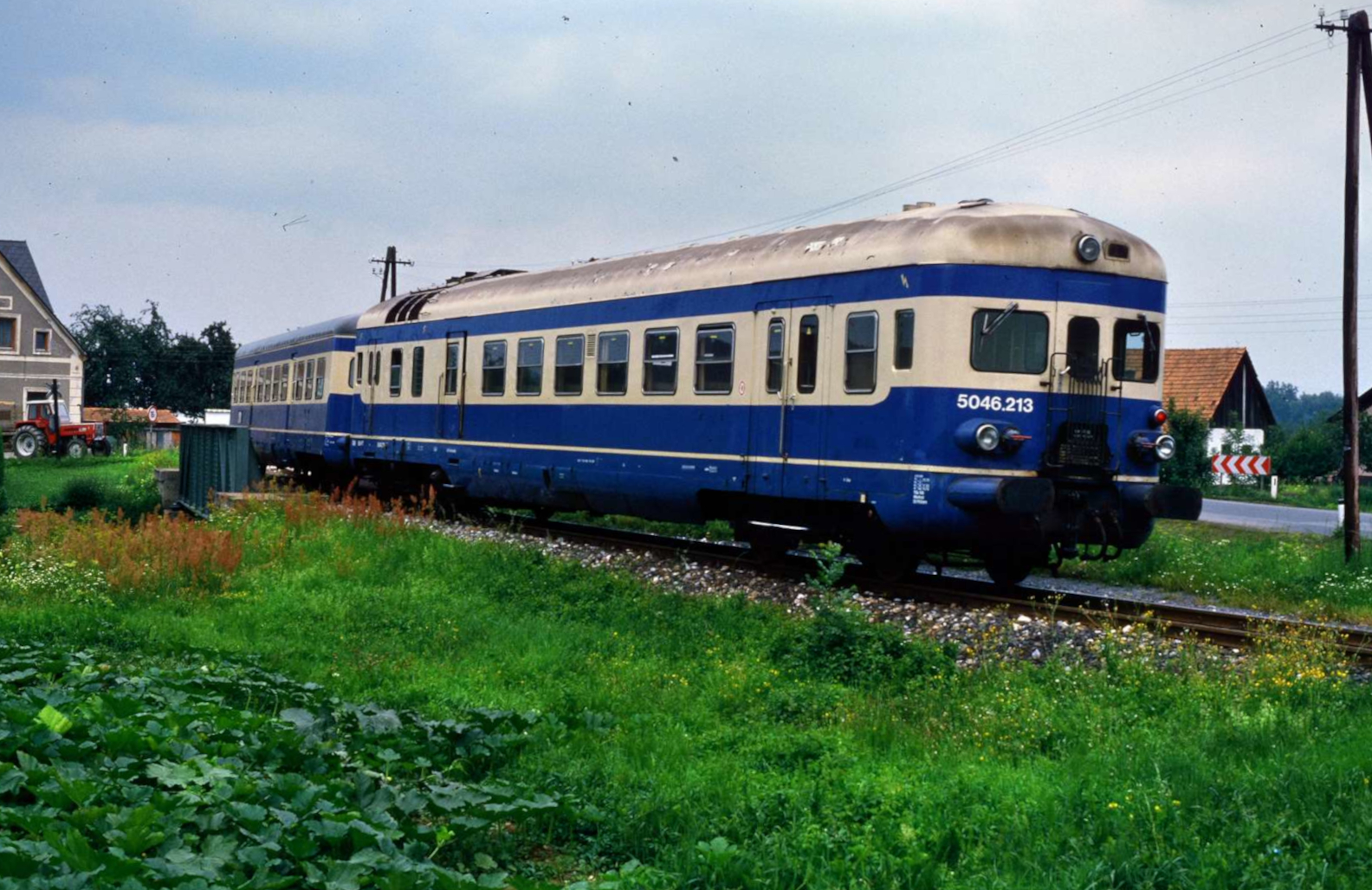 Zug der ÖBB-Baureihe 5046, vorn der Motorwagen 5046.213. Ort leider unbekannt. Österreich 1984