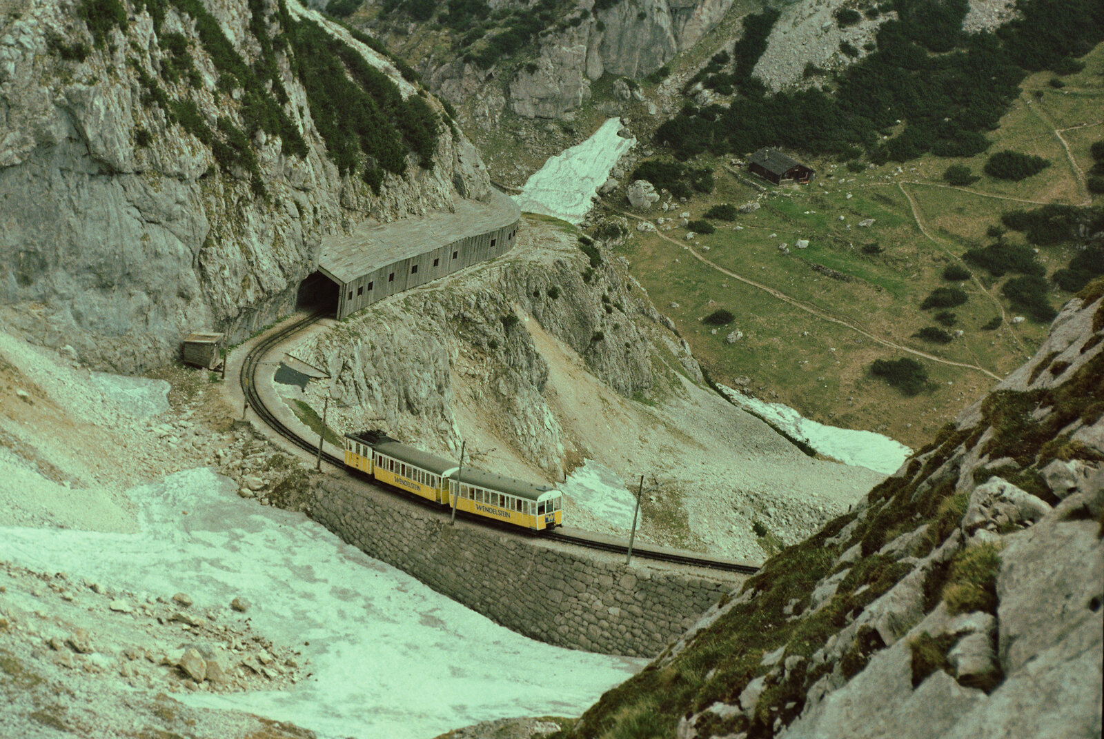 Zug der Wendelsteinbahn im Sommer 1984