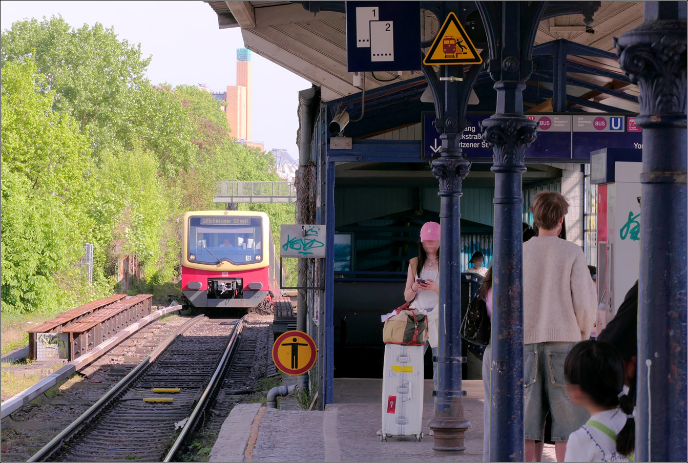 Zugeinfahrt an der Station Yorckstra�e in Berlin - 

Von unten aus dem Nord-S�dtunnel kommend, erreicht hier eine Bahn der Linie 25 nach Teltow Stadt den Bahnsteig der Station.

03.05.2026 (M)