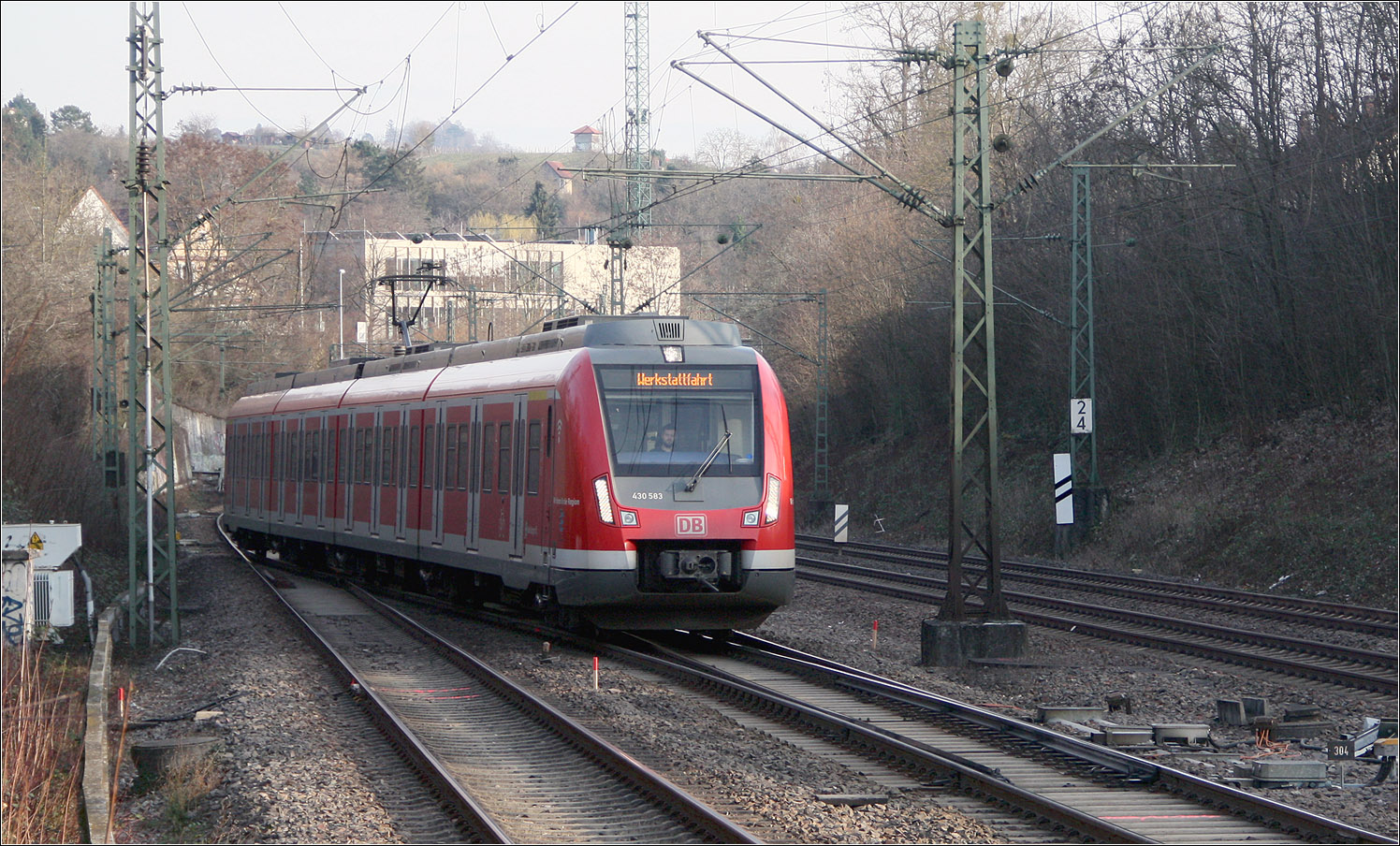 Zukünftig eine hohe Bedeutung - 

... wird dieser Gleiswechsel bei der Station 'Nürnberger Straße' erhalten. Heute wird dieser Gleiswechsel hauptsächlich für Güterzüge der Rems- und Murrbahn genutzt, um über eine eingleisige Verbindungskurve auf die Filstal- und Schusterbahn zu gelangen bzw. von diesen auf die Rems- und Murrbahn.

Aufgrund von Stuttgart 21 werden ab voraussichtlich 2025 viele Regional- und IC-Züge der Rems- und Murrbahn über diesen Gleiswechsel und Verbindungskurve in beiden Fahrtrichtungen an die unterirdische Zuführung von Untertürkheim her an den neuen Hauptbahnhof angeschlossen um diese dann in Richtung Feuerbach zur Durchbindung beispielsweise nach Karlsruhe durchbinden zu können. Das stadtauswärtige Gleis der S2 und S3 wird dabei sehr oft gekreuzt werden müssen. Ein weiterer betrieblicher Engpass entsteht hier, bedingt durch das Millardenprojekt Stuttgart 21.

Bei dem Einzelwagen der Baureihe 430, der wohl vom Betriebshof in Plochingen kommt, handelt sich um ein Wagen der früher gelieferten Serie dieser Baureihe, erkennbar an der Stirnbeleuchtung.

28.02.2023 (M)