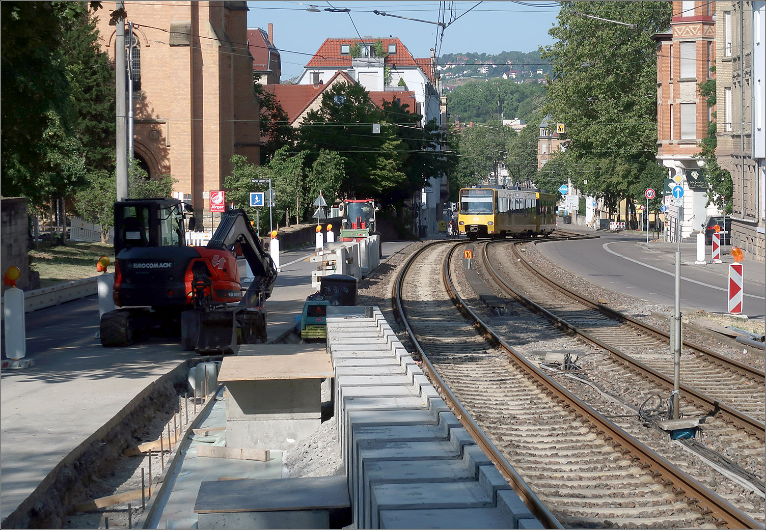 Zukünftig lange Züge auf der U1 - 

Neben den Haltestellen Fellbach Schwabenlandhalle und Fellbach Höhenstraße ist auch bei der Haltestelle Uff-Kirchhof in Bad Cannstatt die Verlängerung der Bahnsteige auf 80 Meter in Bau. Auch die alten Bahnsteigabschnitte werden dabei erneuert. Hier die Haltestelle Uff-Kirchhof.

Ein weiteres Projekt bei er Stadtbahn ist aktuell die Verlängerung der Linie U5 in Leinfelden um eine Haltestelle. Dieser Abschnitt ging in Bau.

Zum Fahrplanwechsel im Dezember wird auch der wegen Stuttgart 21 neu gebaute Tunnelabschnitt zwischen Hauptbahnhof (Arnulf-Klett-Platz) und Staatsgalerie in Betrieb. Seit 1962 bis heute gab es bei der SBB durchgehend bis heute immer irgendwo im Netz ein Tunnelprojekt, also über 51 Jahre hinweg. Aktuell gibt es das erste Mal keine konkrete Planung für einen weitere Tunnelstrecke. 
Dennoch geht der Tunnelbau in Stuttgart weiter: die meisten Tunnels von Stuttgart 21 gehen ihrer Fertigstellung entgegen, aber weiter sollen folgen. Die sogenannte P-Option soll die Bahnstrecke aus Richtung Feuerbach mit dem Tunnel aus Bad Cannstatt verbinden um so flexibler im Betrieb sein zu können. Die Gäubahn soll mittels eines 11 km langen Tunnel an den Flughafen-Fernbahnhof angeschlossen um den betrieblich ungünstigen Mischverkehr mit der S-Bahn zu vermeiden und auch aufgrund des Deutschlandtaktes. Dieser macht aber auch den Bau eines langen Tunnels vom Tunnel Feuerbach bis zur Schnellfahrstrecke in Höhe der Autobahn A81 notwendig.

10.07.2023 (M)