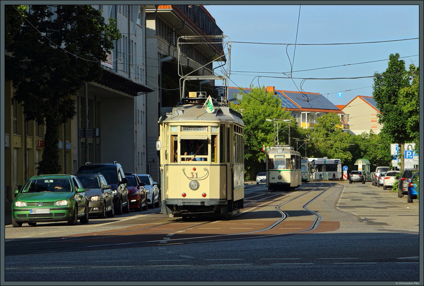 Zum 120-jährigen Straßenbahnjubiläum in Halberstadt rollen die historischen Triebwagen bei einer Fahrzeugparade durch die Stadt. Am Holzmarkt wird Lindner-Tw 31 von der Abendsonne beschienen, dahinter folgen der Gothawagen 30 und der ET54 Nr. 36. (Halberstadt, 03.06.2023)