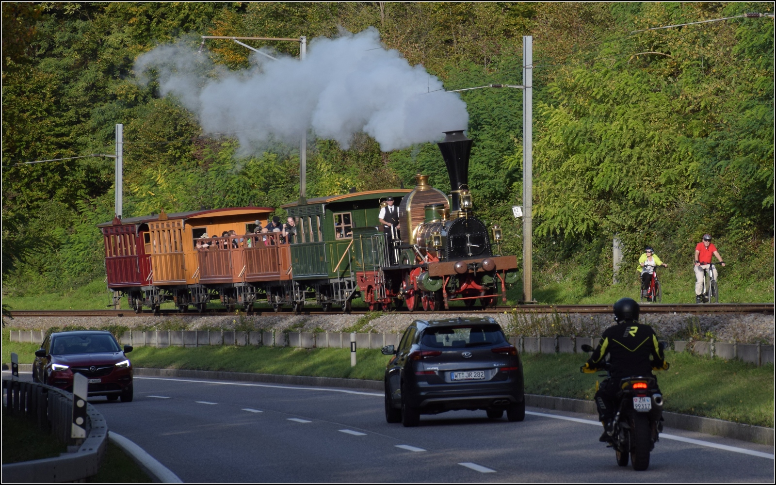 Zum 175-Jährigen hat die SBB Historic die Spanisch Brötli-Bahn ausgepackt.

Bei Rheinsulz erreicht die Abendsonne die Spanisch Brötli Bahn von der Rheinseite, während sich einige Verkehrsteilnehmer über die ungewöhnliche Begegnung wundern. Oktober 2022
