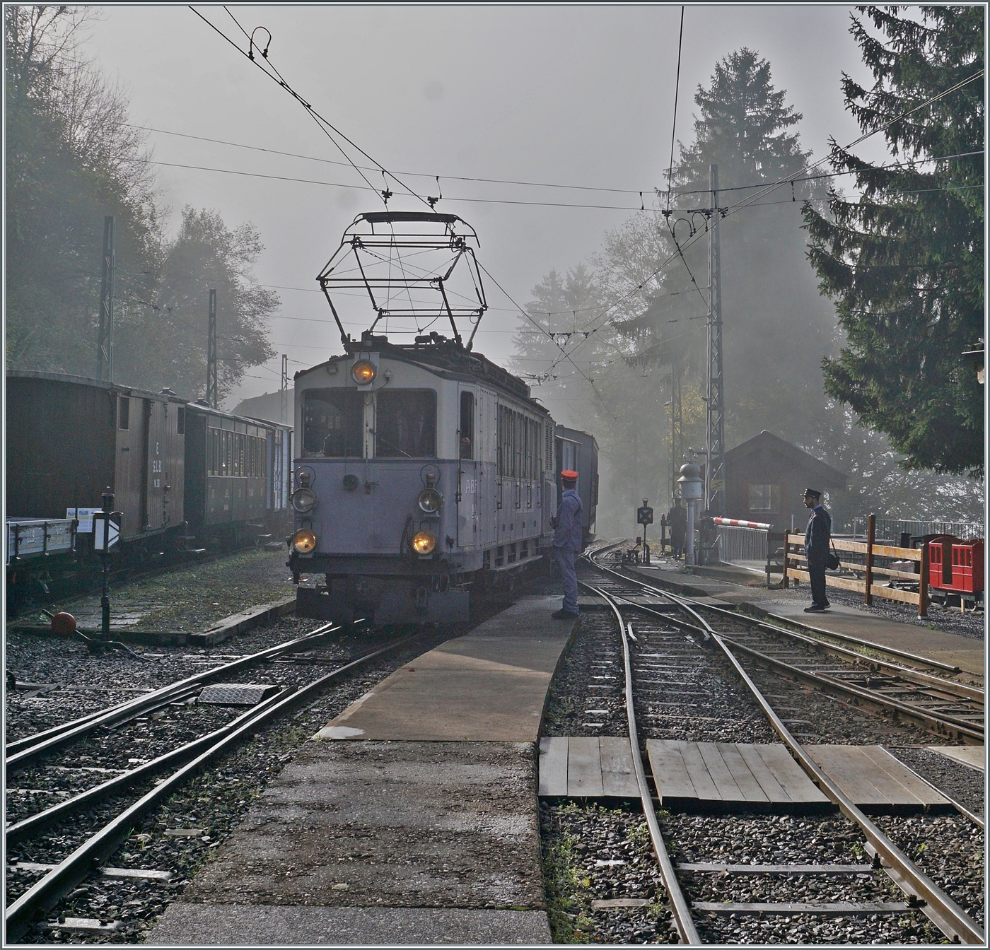 Zum Abschluss der heutigen Serie ein Stimmungsbild aus Chaulin: Bei aufkommendem Nebel verlässt der Leuk Leukerbad Bahn Triebwagen den Museumsbahnhof in Richtung Blonay.

Der Triebwagen ist als ABFe 2/4 N° 10 bezeichnet  obwohl er über zwei Drehgestelle mit Kuppelstangen verfügt. 

27. Oktober 2024