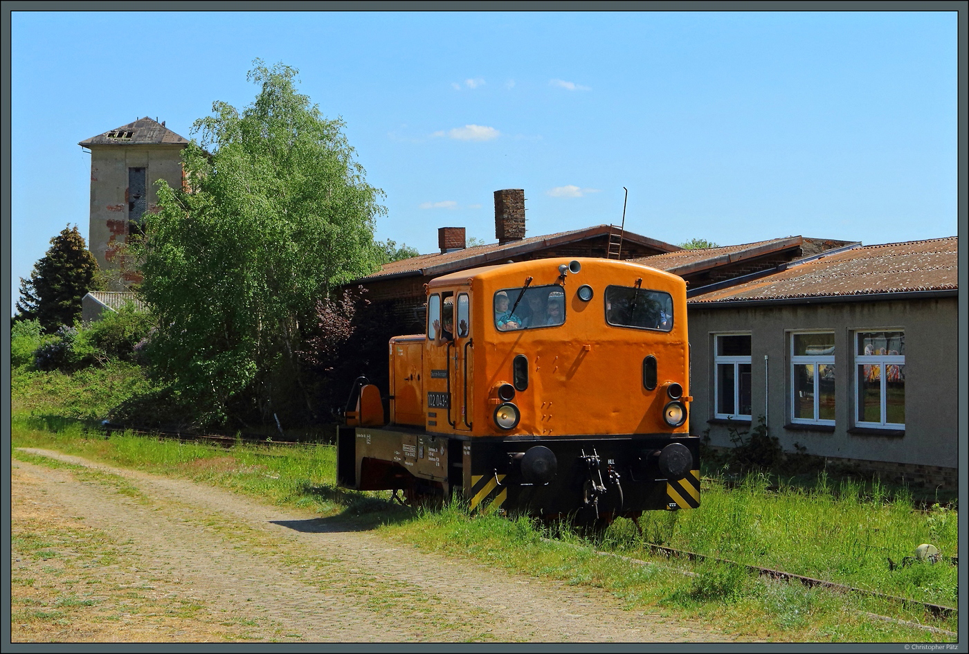 Zum Bahnhofsfest am 13.05.2023 wurde 102 043-7 der Stone Rail für Führerstandsmitfahrten durch den Bahnhof Oebisfelde eingesetzt. Die Lok wurde 1970 als Werklok an  VEB Fahlberg-List in Magdeburg ausgeliefert.