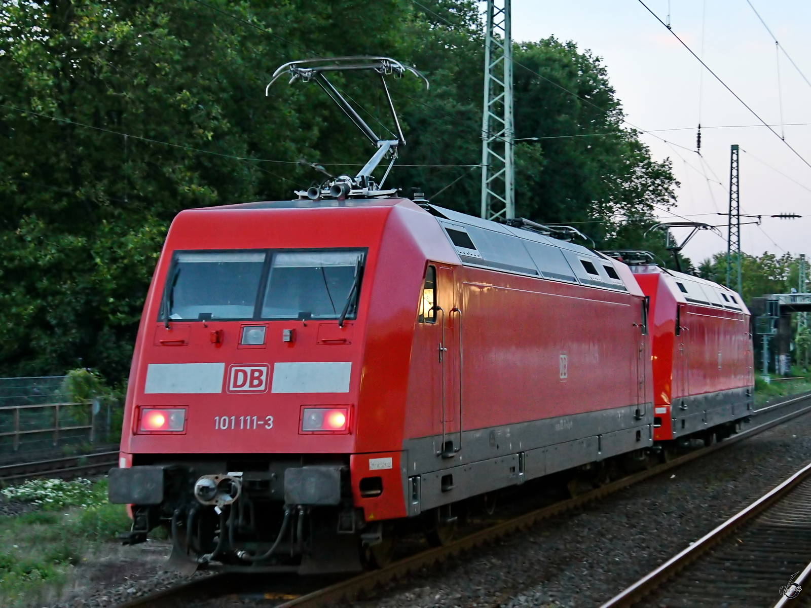 Zum späten Abend fuhr dieser Lokzug bestehend aus 101 111-3 und 101 095-8 durch Wuppertal-Unterbarmen. (August 2023)
