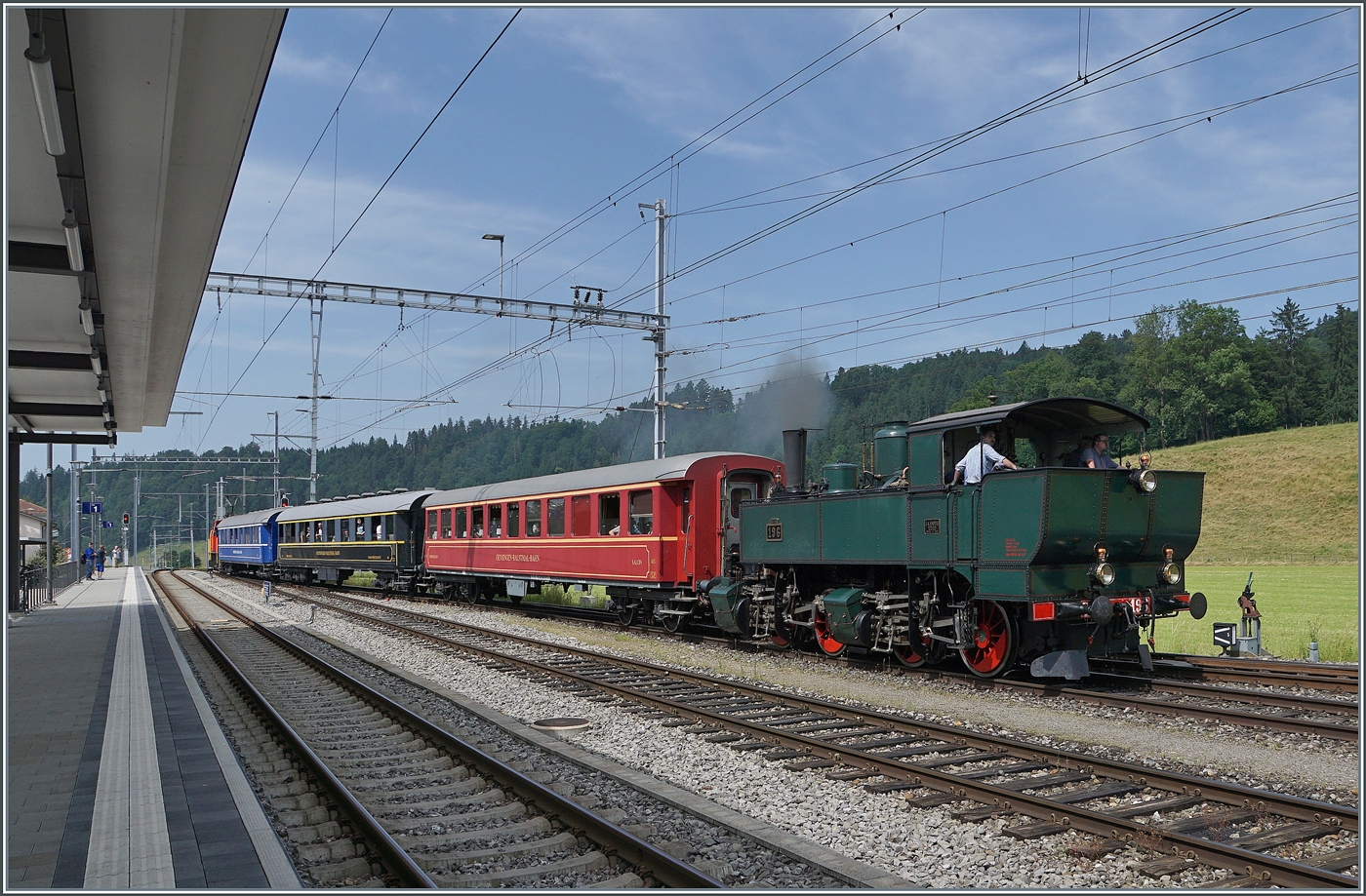 Zum traditionellen Gotthelf M�rit von Sumiswald erreicht der seit einigen Jahren zur Tradition geworden OeBB Extrazug von Balsthal sein Ziel Sumiswald Gr�nen. Den Zug f�hrt die Mallet Dampflok Ed 2 2/2 196, der SCB, die 1893 in der Lokomotiven Fabrik J.A. Maffei (M�nchen) gebaut wurde.

14. Juni 2025