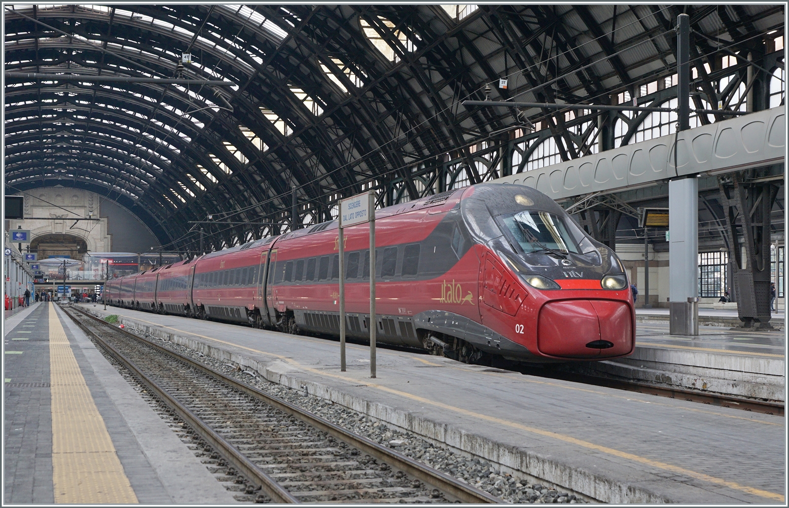 Zur Erweiterung ihrer Flotte bestellte NTV weitere 26 Züge. Die Pendolino-Züge der fünften Generation haben eine Spitzengeschwindigkeit von 250 km/h, sind jedoch nicht mit  Neigetechnik ausgestattet. Der .italo NTV EVO ETR 675 002 steht in Milano zur Abfahrt bereit. 

8. November 2022