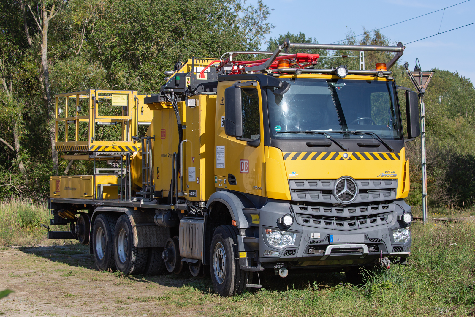 ZW Daimler Arocs 3345 mit Hubarbeitsbühne (D-DB 99 80 9909 002 -4) bei Mukran abgestellt. - 16.09.2023