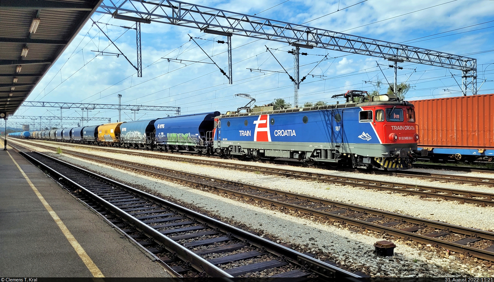 Zwangsstopp während der Fahrt nach Zagreb im Bahnhof Koprivnica (HR). Weil der Schienenersatzverkehr auf sich warten ließ, vertrieb ich mir die Zeit noch am Bahnsteig und konnte dabei 400 884-9 (91 53 0400 884-9 RO-GFR) mit Getreide am Haken aufnehmen. Die Lok trägt den Beinamen  Učka , ein Gebirgszug auf der kroatischen Halbinsel Istrien.

🧰 Grup Feroviar Român SA (GFR | Train Croatia)
🕓 31.8.2022 | 11:21 Uhr