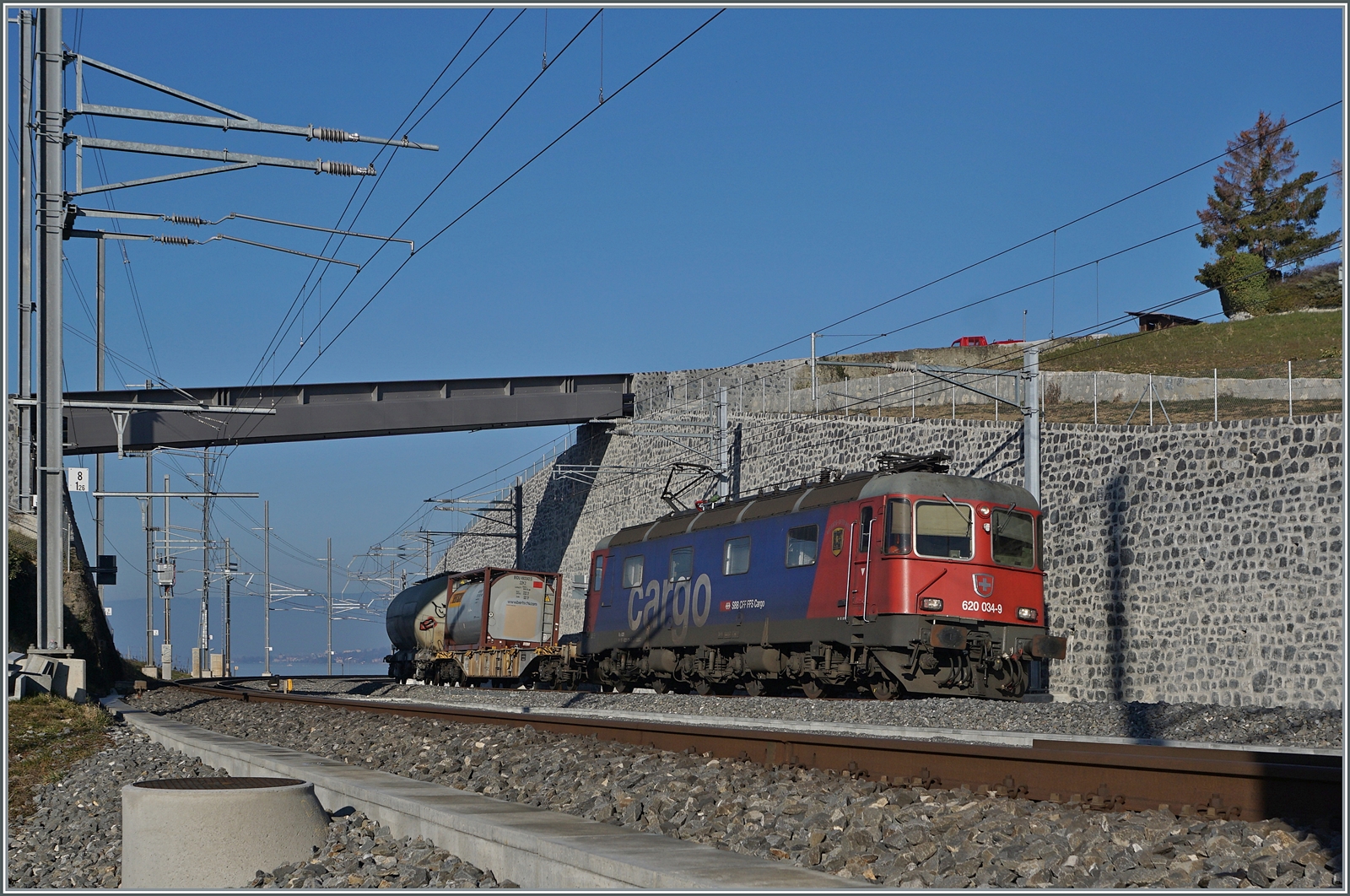 Zwei Bilder der SBB Re 6/6 16688 (Re 620 088-6)  Aarburg-Oftringen  an der praktisch selben Stelle; doch wie man leicht feststellen kann, hat sich nicht nur das Wetter geändert... Erneut fährt die SBB Re 620 088-6 mit ein einem Güterzug in den Bahnhof von Cully ein. Die Umbauarbeiten sind praktisch abgeschlossen. Die Ausfahrt Richtung Lausanne (Blickrichtung) wurde für die Regionalzüge die nun zusätzlich in Cully beginnen und enden erweitert, was auch zum Ersatz der schöne Steinbogenbrücke geführt hat.

16. Februar 2023