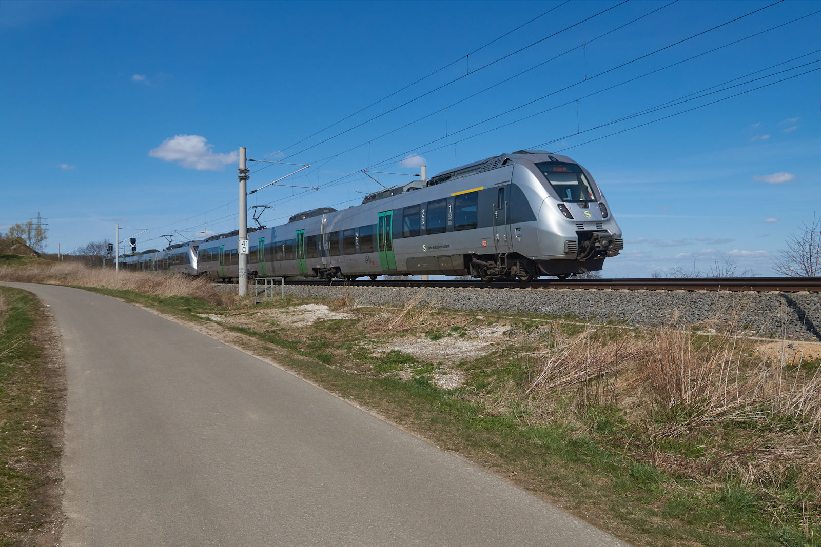 Zwei dreiteilige Flirt 2 der S-Bahn Mitteldeutschland, geführt von 1 442 118, waren am 11.04.2022 als S5X unterwegs von Halle (Saale) Hbf. nach Zwickau. Südlich von Altenburg befand sich der Zug gerade bei Münsa.