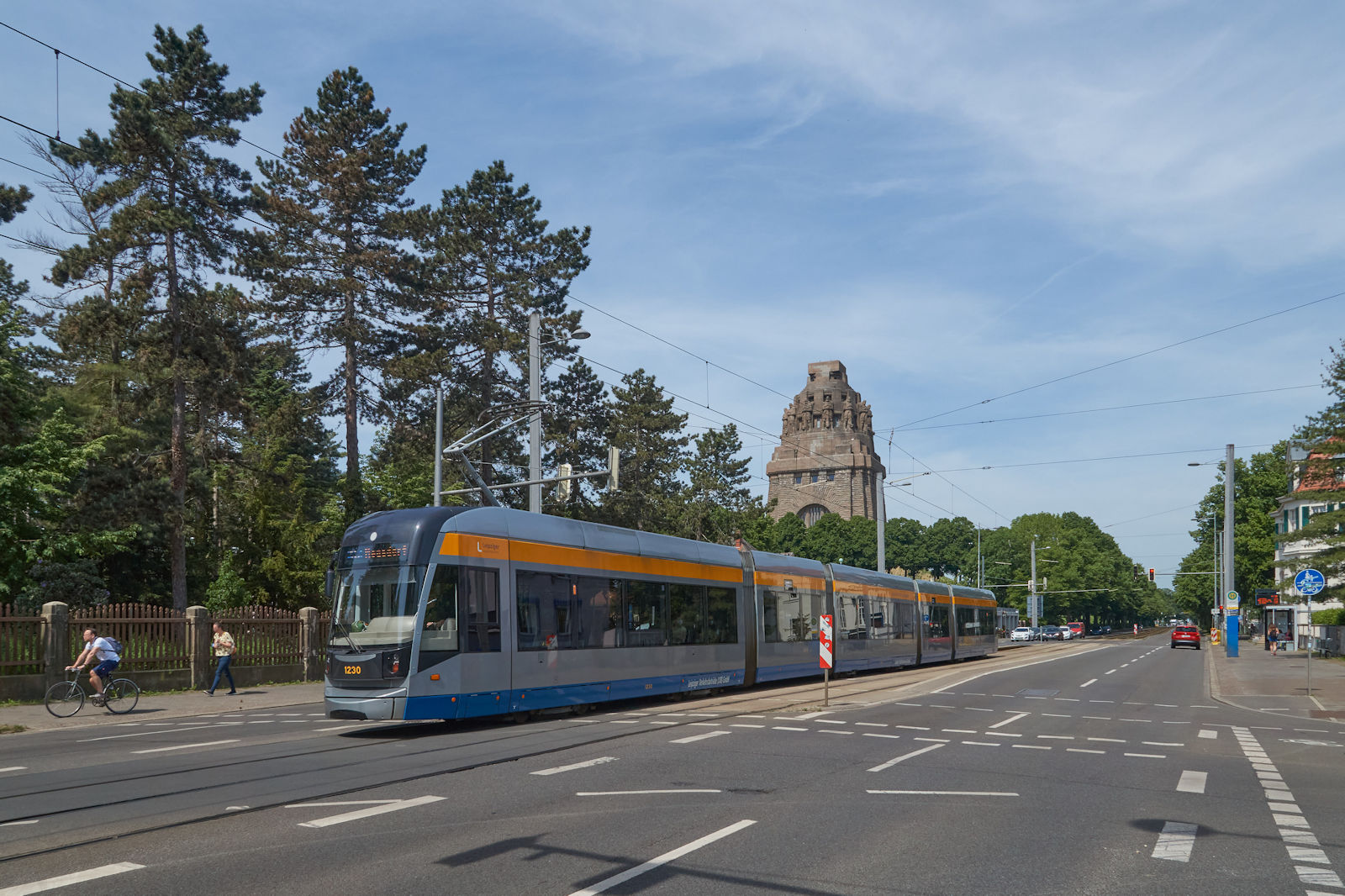 Zwei Leipziger Besonderheiten: Beim NGT12-LEI handelt es sich um eine Entwicklung von Bombardier, speziell für Leipzig. Das Völkerschlachtdenkmal ist das höchste Denkmal Europas.
Am 19.05.2022 fuhr Wagen 1230 der LVB auf der Linie 15 in Richtung Meusdorf und hat gerade die Haltestelle Südfriedhof hinter dem Völkerschlachtdenkmal verlassen.