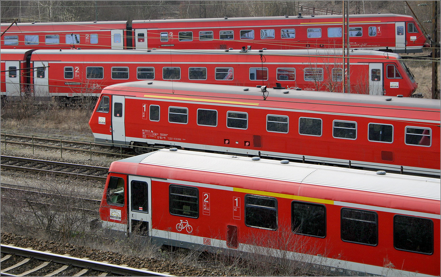 Zwei von Links/zwei von rechts - 

Verkehrsrote Dieseltriebwagen abgestellt in Ulmer Hauptbahnhof. 

15.03.2008 (M)