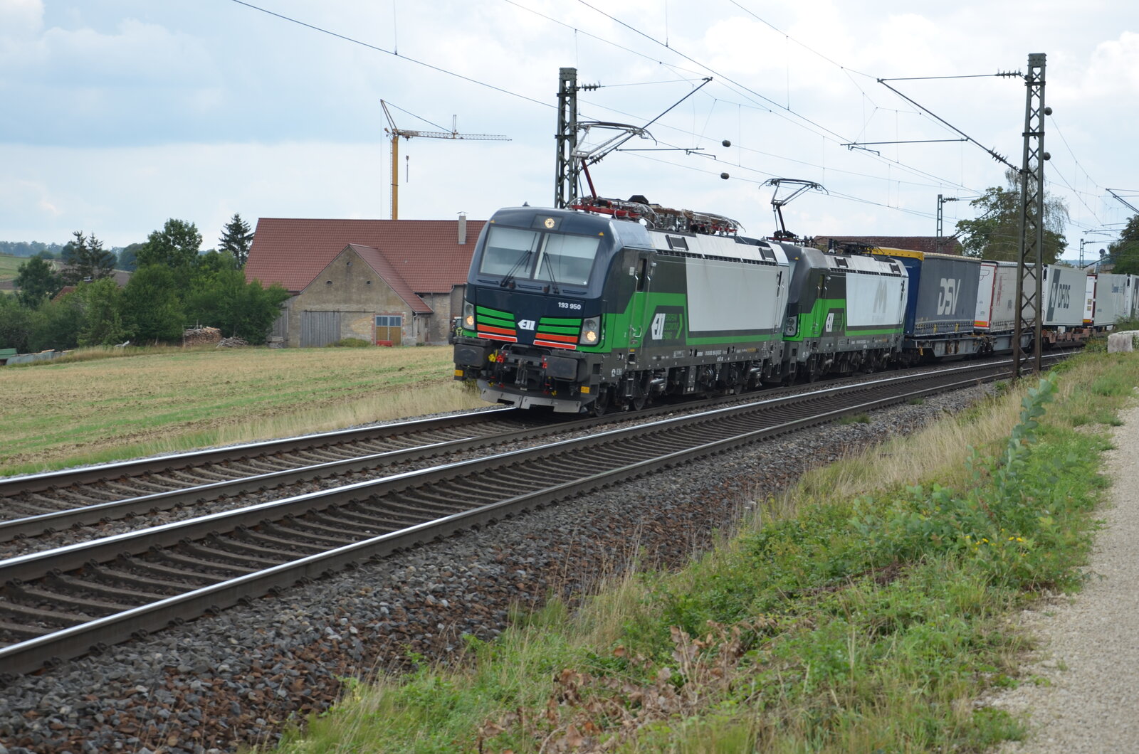 Zwei Loks der ELL (European Locomotive Leasing) (193-950-3 und 193-212-x) ziehen eine Güterzug des kombinierten Ladungsverkehrs in Richtung Ansbach. (28.08.2022 in der Nähe von Treuchtlingen)