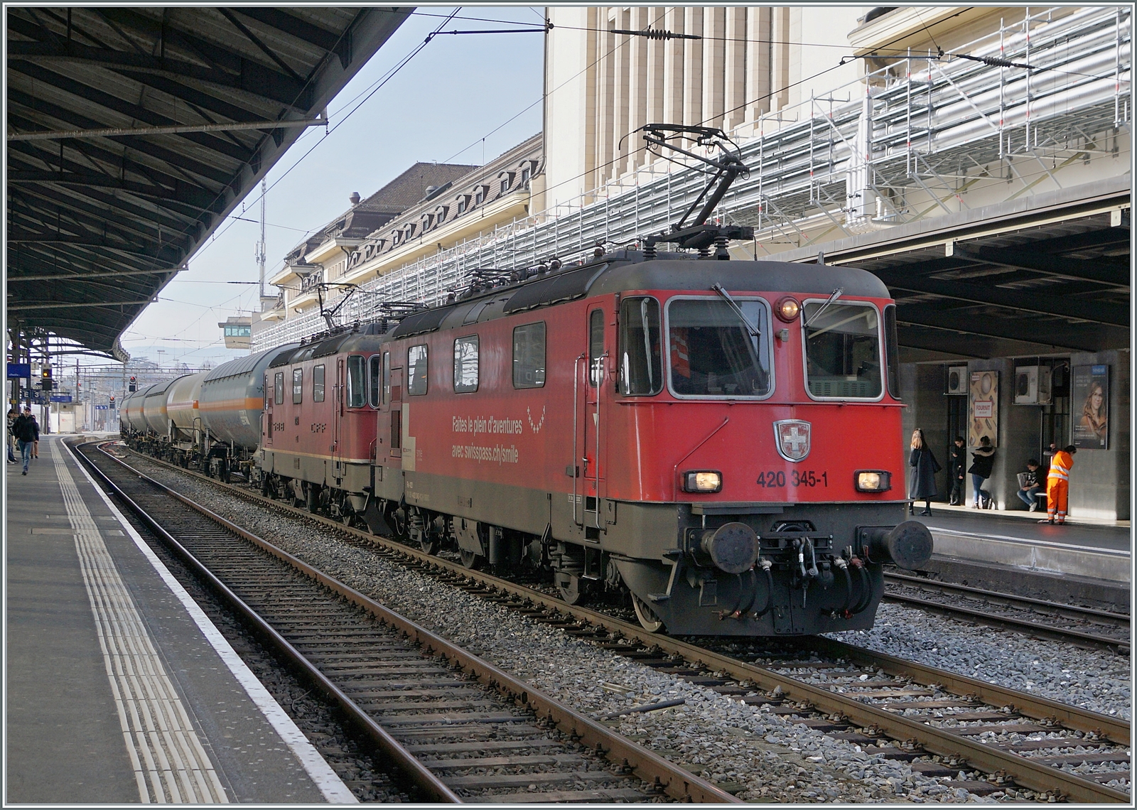 Zwei SBB Re 4/4 II mit der Re 420 345-1 an der Spitze warten in Lausanne auf die Weiterfahrt. 

21. Februar 2023