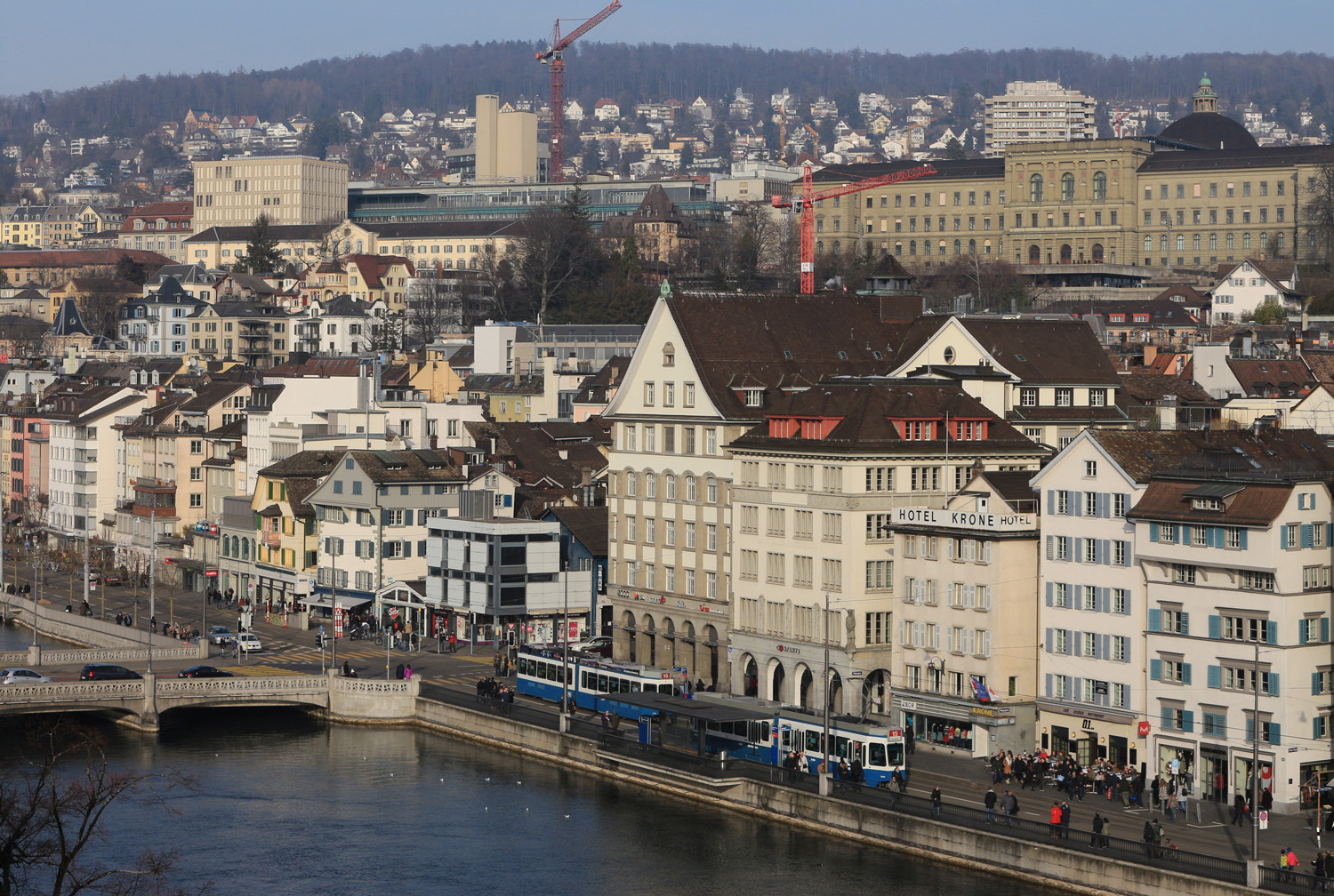 Zwei Tram 2000 der Linie 15 an der Haltestelle Rudolf-Brun-Brücke. Vom Lindenhof gesehen am 12.02.2017.