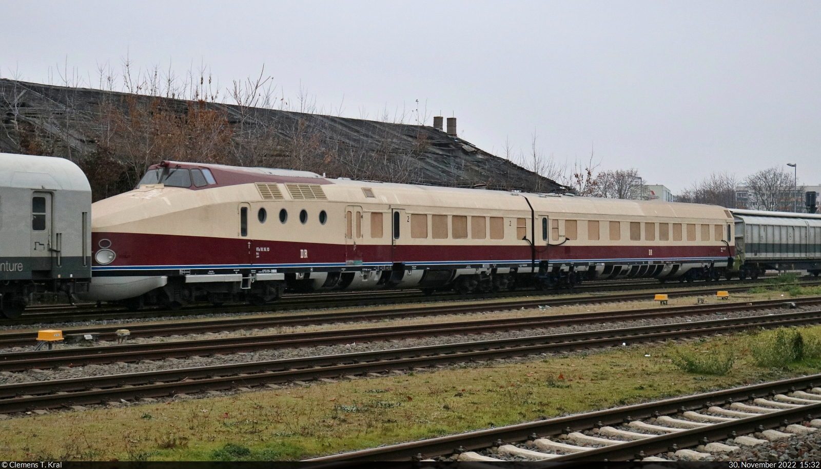 Zwei Wagen eines sechsteiligen SVT 175 der Bauart  Görlitz  wurden ins Bahnbetriebswerk VIS nach Halberstadt überführt. Hier passieren sie die Bahnsteige des Bahnhofs Aschersleben.
Eingereiht zwischen Kuppelwagen waren der Triebkopf VT 18.16.10 a (84ü | 95 80 0675 019-3 D-SVTG) und ein Mittelwagen der 1. Klasse mit Speiseraum VM 18.16.07 c (ABW84ü). Sie sollen komplett fahrfähig instandgesetzt werden. Erst kürzlich hatte der MDR über das Projekt berichtet. Wenn alles klappt, rollt der gesamte Zugverband schon in diesem Jahr wieder.

🧰 DB Museum, verliehen an SVT Görlitz gGmbH | RailAdventure GmbH
🕓 30.11.2022 | 15:32 Uhr