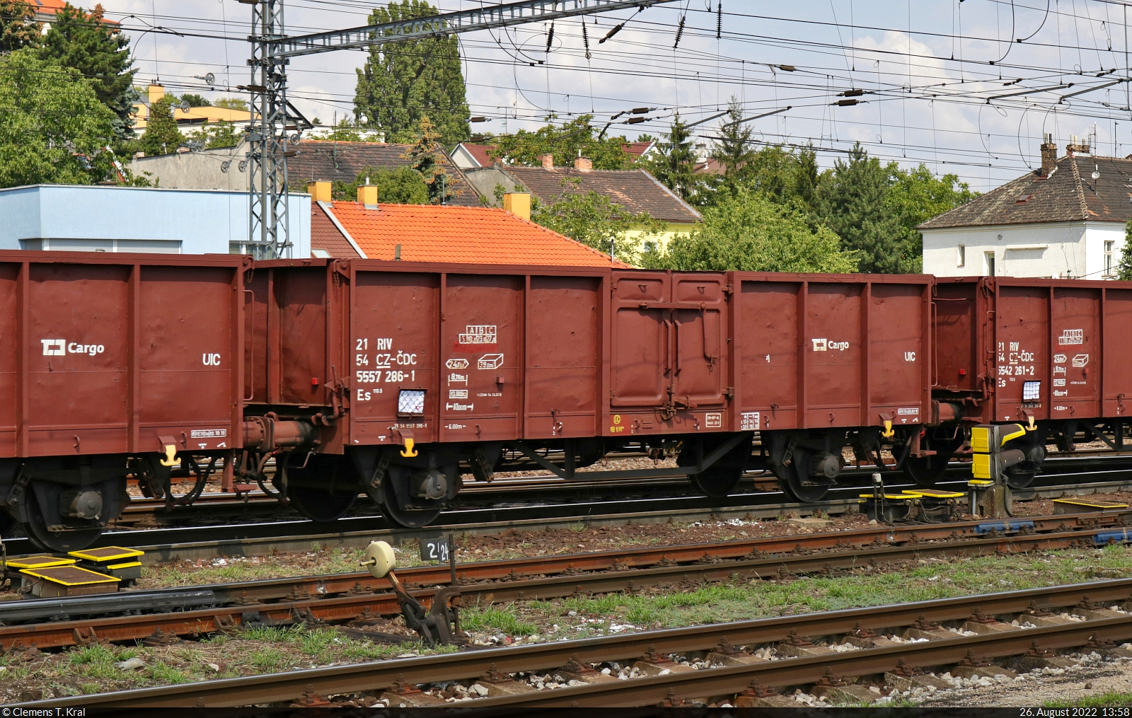Zweiachsiger tschechischer Hochbordwagen mit der Bezeichnung  Es <sup>110.8</sup>  (21 54 5557 286-1 CZ-ČDC), eingereiht zusammen mit vielen Artgenossen in einem Güterzug mit 230 053-1, der Bratislava hl.st. (SK) in östlicher Richtung durchquert.

🧰 ČD Cargo, a.s.
🕓 26.8.2022 | 13:58 Uhr