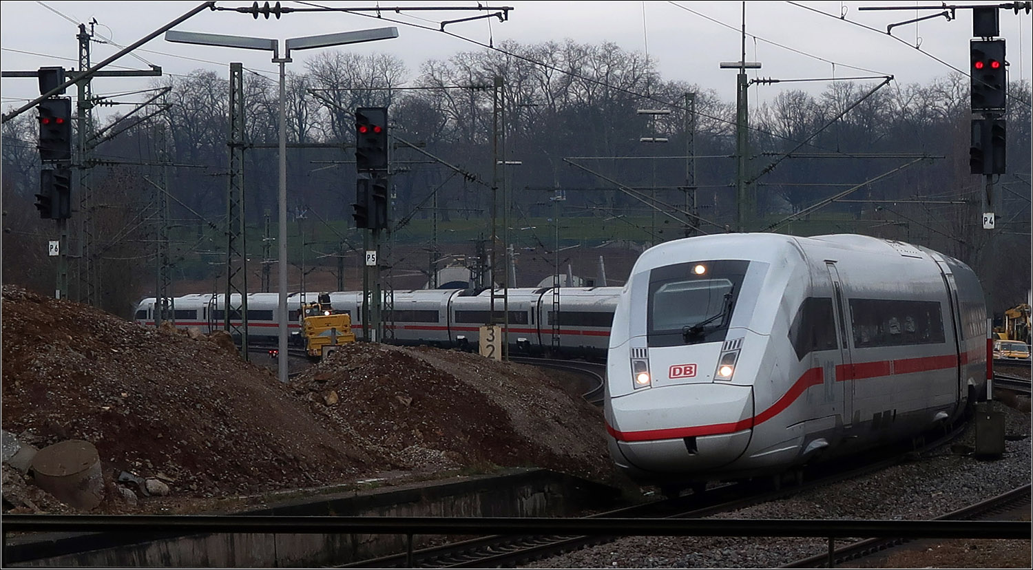 Zweiseitenbild - 

... eines ICE 4. Durch die Bogenfahrt ist der vordere Teil des Zuges von der einen Seite zu sehen, während der hintere Teil von der anderen zu sehen ist.

Selten kann ein ICE in Stuttgart-Bad Cannstatt auf Gleis 4, das eigentlich dem Regionalverkehr vorbehalten ist, beobachtet werden. Da zum Zeitpunkt der Aufnahme Weichenarbeiten stattfanden wurde der Zug über diese Gleis umgeleitet. Durch den Rosensteintunnel und -brücke müssen die Gleise zusätzlich noch mit den S-Bahnlinien S1, S2 und S3 geteilt werden, so dass auf diesen Linien kein 15 min Takt möglich war. 
Ein Teil des Fernverkehrs wurde außerdem über die Schusterbahn am Stuttgarter Hauptbahnhof vorbei geleitet mit Halt im Bahnhof Esslingen.

23.02.2023 (M)