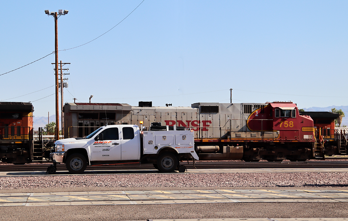 Zweiwegfahrzeug vor einer BNSF-Lok mit seltenem Anstrich. Needles, CA, 30.9.2022