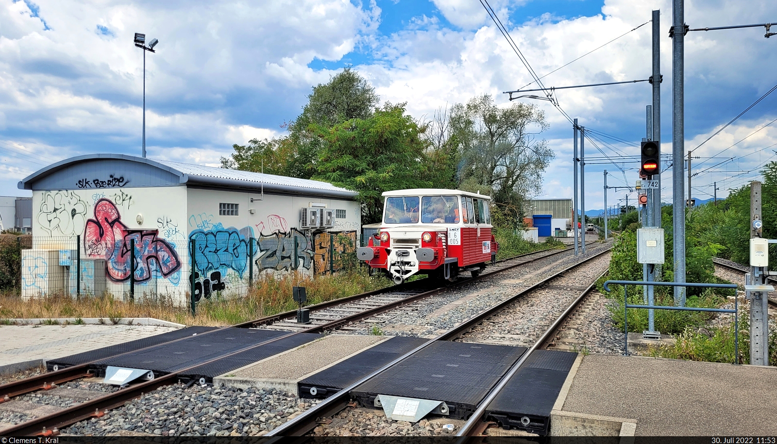 Zwischen dem Cité du Train (Eisenbahnmuseum) und der Straßenbahn-Haltestelle Mulhouse Musées pendelte der Einheitstriebwagen mit Kran vom Typ DU 65 n ° 6 005 (Baujahr 1965).

🧰 Cité du Train - Patrimoine SNCF
🕓 30.7.2022 | 11:53 Uhr