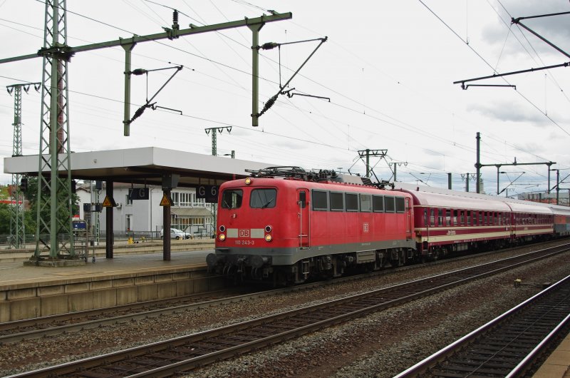 ... und 110 243-3 mit einem Sonderzug in Fahrtrichtung Norden im Bahnhof Fulda am 04.09.2009.