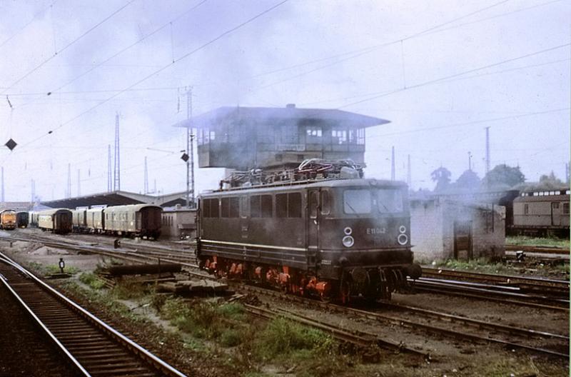  1967,die E11-042 im Vorfeld des Magdeburger Hbf.Sie war damals die erste Neubau E-Lok der DR.
Der Qualm, der herumfahrenden Dampfloks vernebelte einem fters 
das Fotografieren.