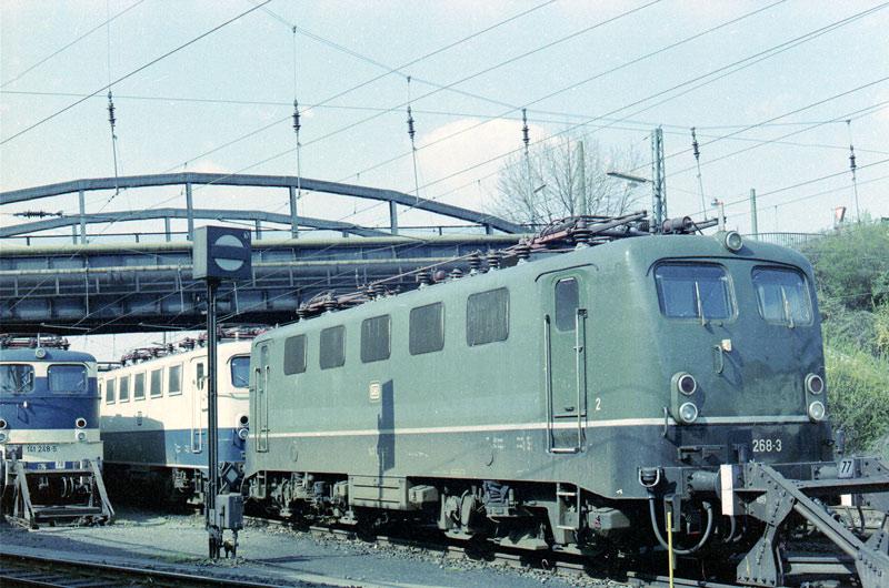  1988, drei Loks der Br. 141 warten im Heimat Bw Hagen-Eck. auf ihren nchsten Einsatz.