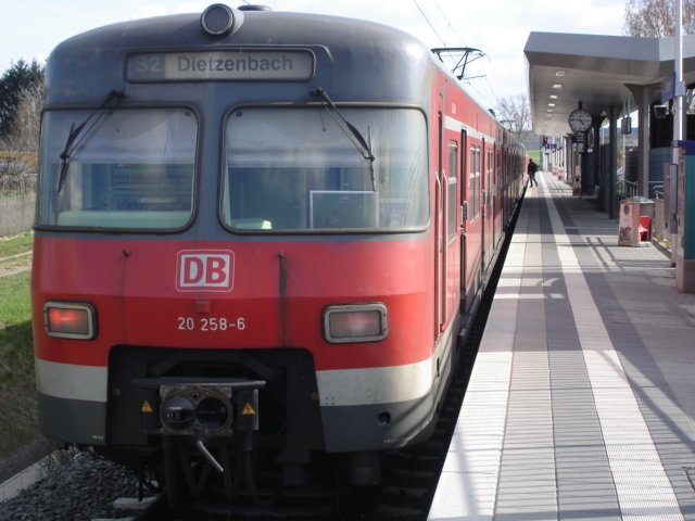 (4)20 258-6 steht am 23.April 2006 als S2 nach Niedernhausen in der ...