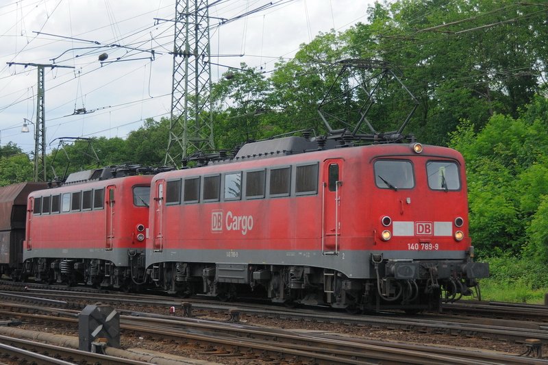 ... 5 Minuten (12:53 Uhr) spter ein Prchen 140er, fhrend 140 789-9, mit einem Schttgut-Ganzzug. (Gremberg, 19.05.2009)