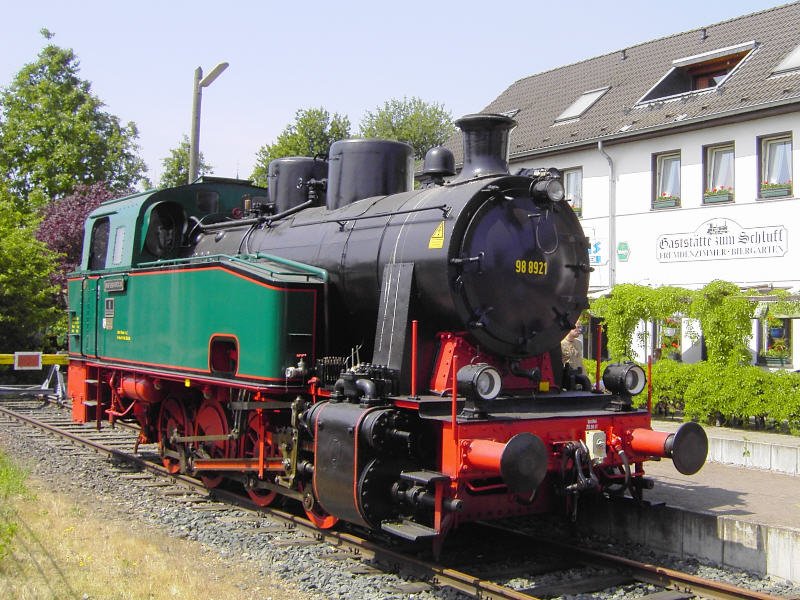 ... die 98 8921 ist versorgt - aber das Personal noch nicht! Also Pause, bis alle ihren Hunger beseitigt und den Durst gestillt haben. Und wo ginge das besser, als in der nach dem Zug benannten Gastst�tte?! Der Name kommt vom niederrheinischen  Schluffe  (auf Deutsch: Pantoffel), in Anlehnung an das  schluffende  Ger�usch, das eine Dampflok beim Fahren verursacht.