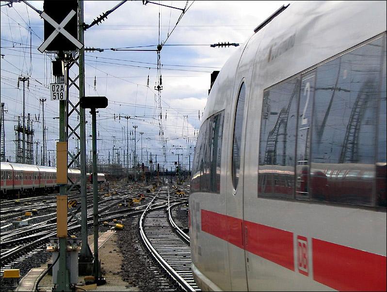 . Abfahrt - 

Eisenbahn-Atmosphäre im Vorfeld des Frankfurter Hauptbahnhofes, 

Februar 2005 (J)