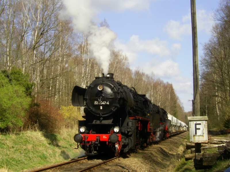  Am 07.04.07 fhrt die 52 8029-2 (Zuglok) und die 52 8047-4 (Vorspanlok) von Nossen durch den  Zellwald nach Freiberg mit einen beladenen Zementzug.
