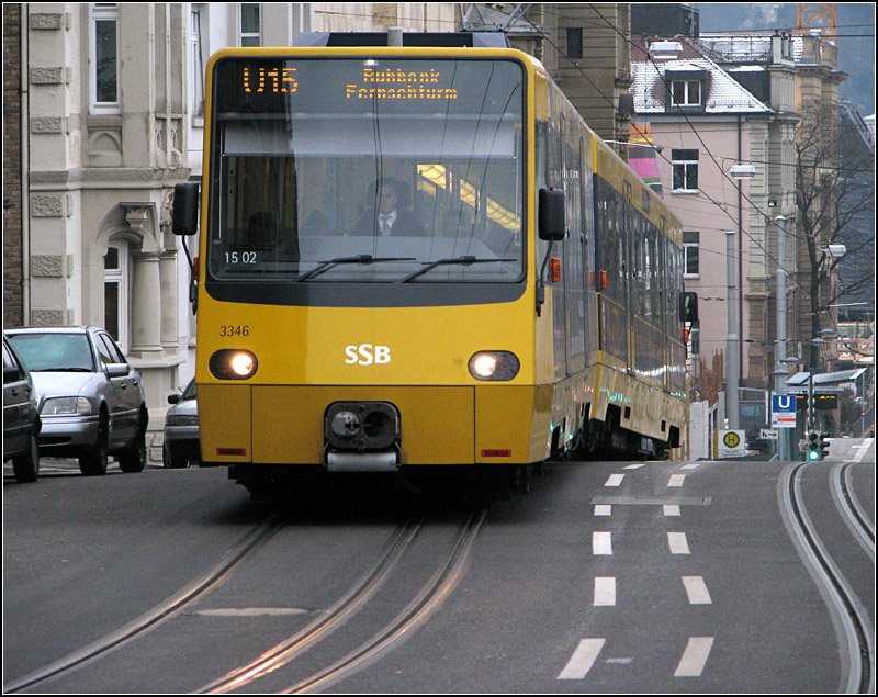 . Am Ende der Steilstrecke -

Ein Zug der Linie U15 in der Haußmannstraße, kurz vor der 180°-Kurve. 

26.12.2007 (J)