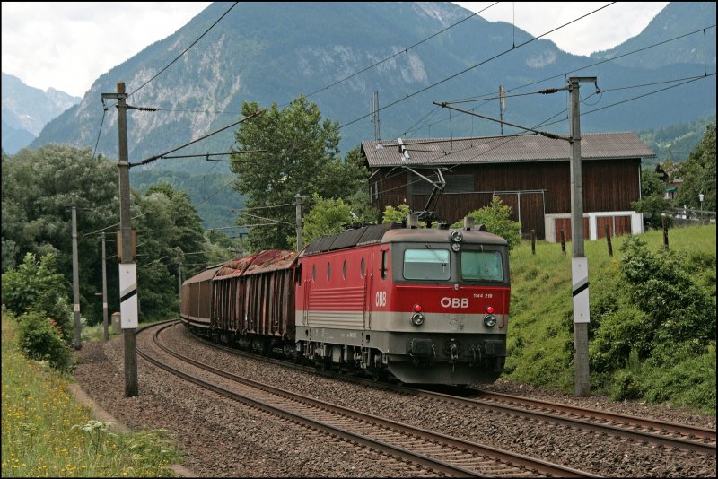 ... und am Zugschluss schiebt die Innsbrucker 1144 219 (9181 1144 219-3) den schweren Zug zum Brenner. Aufgenommen am 05.07.2008 in Mnster-Wiesing. Weis jemand zufllig die Zugnummer? (Aufnahmezeitpunkt war 13:14 Uhr)
