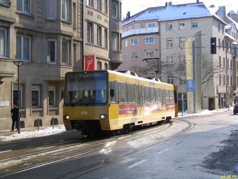 . Auf der Straße -

Eine Stadtbahn der Linie U2 bei der Ausfahrt aus der Endhaltestelle Hölderlinplatz, 

28.02.2005 (M)