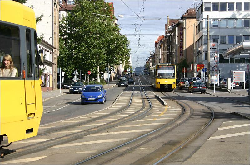 . Auf der Straße -

In der Hackstraße fahren die Linien U4 und U9 wie ein Straßenbahn auf der Straße aufgrund des engen Straßenquerschnittes. An allen engeren Stellen einen Tunnel zu bauen, war dann doch zu teuer und die Stadtbahn wäre heute noch nicht so weit. Hinter dem Fotografen biegen die Bahnen in die Neckarstraße (Haltestelle Stöckach) ein. Oben im Hintergrund zu erkennen: Der den Stuttgarter Osten prägende Gaskessel. 

09.2005 (M)