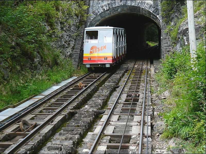 . Auf der Strecke der Standseilbahn Niesen gibt es zahlreiche Tunnel und Galerien. Am 29.07.08 begegnet uns der Gegenzug in der Mitte des ersten Teilstcks. (Hans)