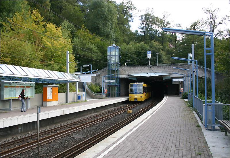 . Aus dem Berg -

An der Haltestelle  Weinsteige  kommt die Stadtbahn aus dem Berg. Dieser Tunnel (mit der Station  Degerloch ) ging zusammen mit den Linien U5 und U6 am 3.11.1990 in Betrieb. Architekten: Perlia, Schliebitz, Schwarz. Bei der Stuttgarter Stadtbahn gibt es fast 40 Tunneleinfahrten. 

28.09.2005 (M)