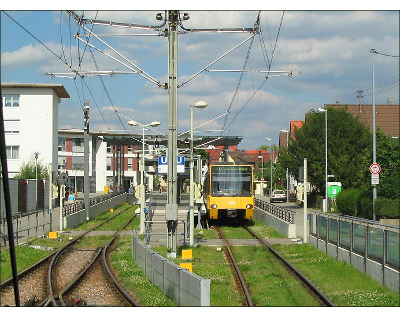 . Aus der Fahrersicht -

Einfahrt in die End-Haltestelle Ostfildern-Nellingen der U7 und U8. Wir werden gleich über den Gleiswechsel auf das linke Gleis fahren. 

15.06.2004 (J)