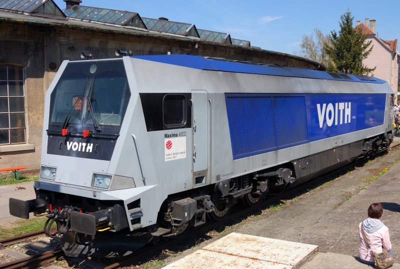 ... aus dieser Perspektive merkt man erst die Wuchtigkeit der weltweit strksten, einmotorigen, sechsachsigen Diesellok. Kraft und Aussehen knnen sehr wohl harmonieren: Dies beweist das preisgekrnte (Reddot Award 2007) Design der Fa.  ma design . 