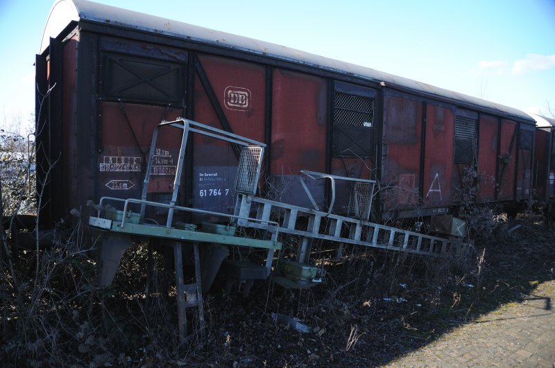 ... ausrangiert... (so gesehen an einem toten Gleis in Gro Gerau-Dornberg, Mrz 2009)