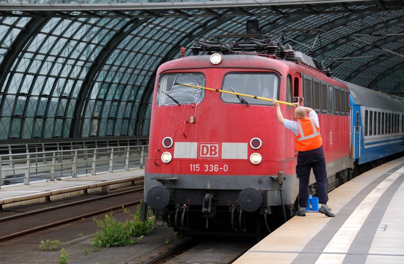 ... und bekommt gleich die obligatorische Scheibenwsche. Fotografiert am 11.07.09.