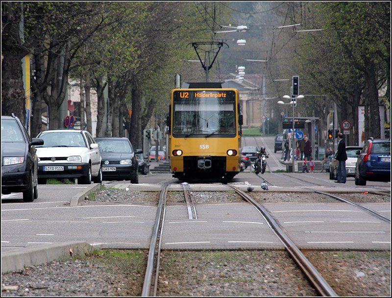 . Blick in die König-Karl-Straße -

Die Bahn der Linie U2 muss noch die Straßenfahrbahnen kreuzen um in die Haltestelle Bad Cannstatt Wilhelmsplatz einzufahren. Im Hintergrund die Haltestelle Daimlerplatz und das Kursaalgebäude.

03.04.2009 (M)