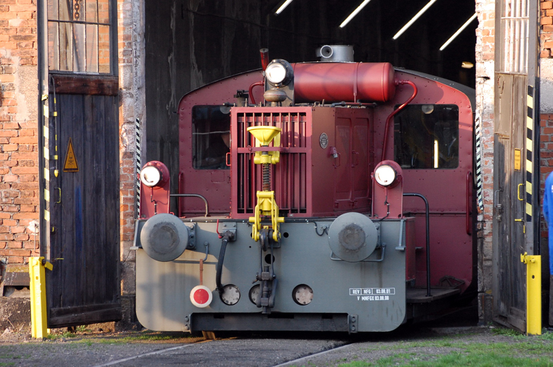 ... Blinzelnd in den Sptsommerabend. (Lokschuppen Neuoffingen).